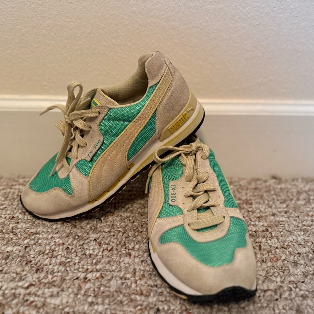 Vintage Puma Teal and Beige running shoes